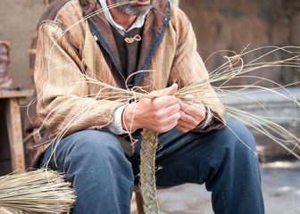 Artesano trabajando la mimbre