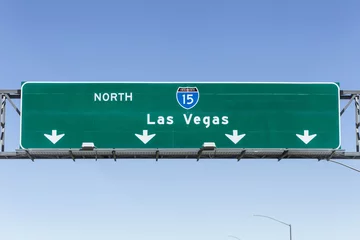 Poster Las Vegas Interstate 15 snelweg teken in de Mojave-woestijn in de buurt van Barstow, Californië. © trekandphoto