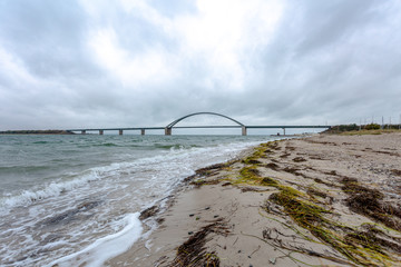 Fehmarnsund mit Fehmarnsundbrücke am Strand