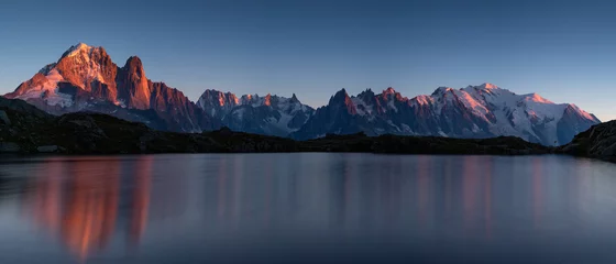 Meubelstickers Panorama van de Alpen bij Lac des Cheserys tijdens zonsondergang. Met Aiguille Verte, Auguille du Midi en Mont Blanc. © sanderstock