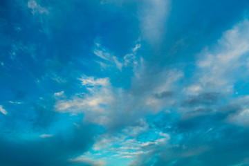 ciel bleu et nuages blanc
