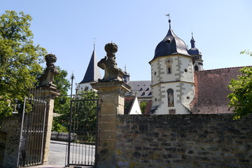 Kirchtürme hinter Klostermauer Kloster Schöntal