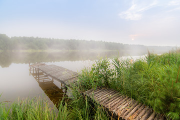 туманное утро на озере с деревянным мостом, Роосия, Урал  © 7ynp100