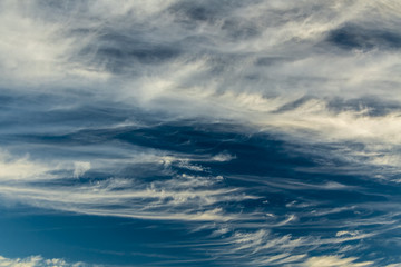 ciel bleu et nuages blanc