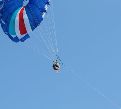 Coppia di giovani in lontananza in volo accordati al paracadute