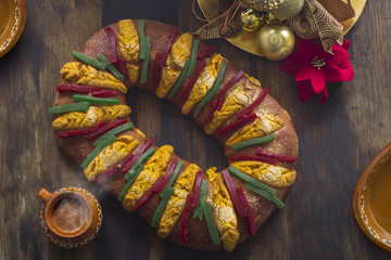 Rosca de reyes 6 de Enero tradición mexicana monito chocolate caliente día de reyes magos