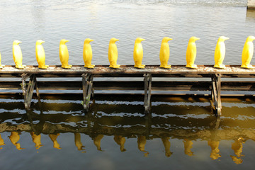 Желтые пингвины на Влтаве в Праге - obrazy, fototapety, plakaty