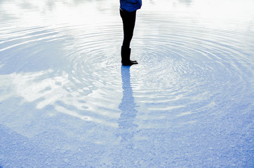 ウユニ塩湖と女性のシルエット