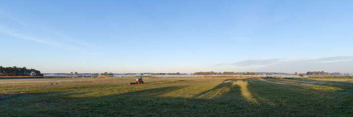 Obraz premium Sonnenaufgang mit leichtem Nebel über Wiesen / Feldern 