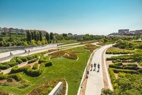 Madrid, Espanha. View of the flower garden in Parque Madrid R&iacute;o