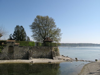 Mauer vor Wasser am Bodensee in Konstanz