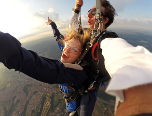 Selfie tandem parachutespringen met mooie vrouw