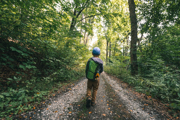 Kind mit Rucksack im Wald