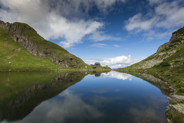 Wildseeloder - Alpen Bergsee mit Spiegelung und Wolken 