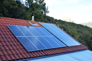 Panneaux photovoltaïques et panneaux solaires sur un toit