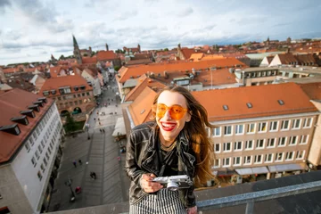 Frau unterwegs in der Altstadt von Nürnberg, Deutschland © rh2010