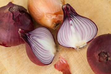 Rote und braune Zwiebeln geteilt auf dem Schneidebrett