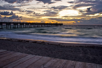 Obraz premium Dramatic Clouds over Pier and Ocean Coastline 