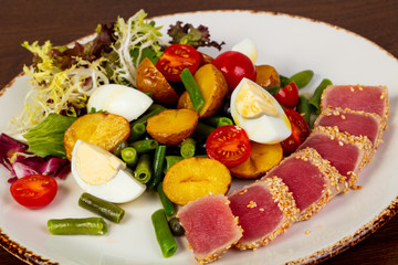 Nicoise salad with tuna