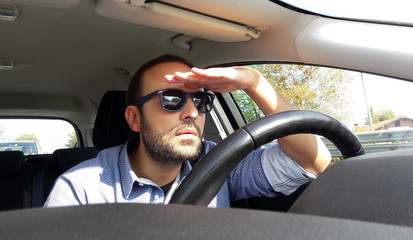 Uomo alla guida dell'auto - guardare meglio