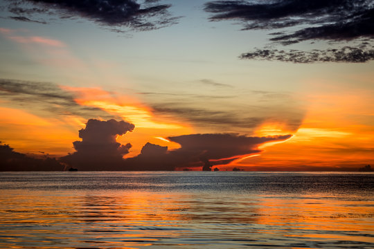 Fototapeta barco navegando en el horizonte marino al amanecer