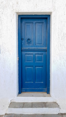 Fototapeta na wymiar mavi kapı arka fon