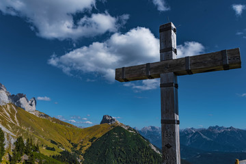 Bergkreuz auf der Rotmoosalm im Gaistal