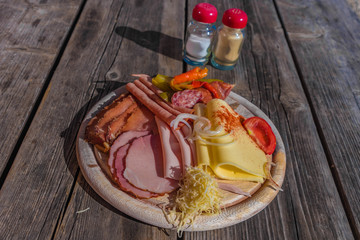 Brettljause mit Salz und Pfeffer Streuer