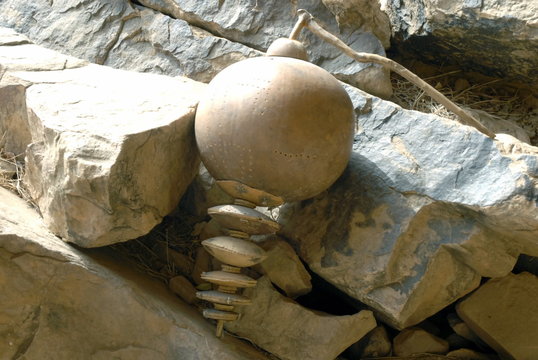 Village de Songho, Grotte des circoncis, Sistre (instrument de musique, famille des percussions), Pays Dogons, Mali, Afrique