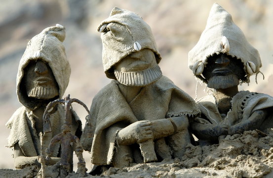 3 statuettes en bois, t&ecirc;tes coiff&eacute;es d'un capuchon en toile, Pays Dogons, Mali, Afrique