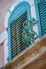 Lack blättert ab von Fensterrahmen