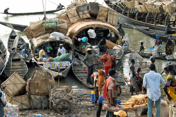 pirogues de" transport" en cours de chargement et vendeurs ambulants à Mopti, Centre Mali, Afrique