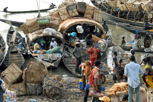 pirogues de" transport" en cours de chargement et vendeurs ambulants &agrave; Mopti, Centre Mali, Afrique
