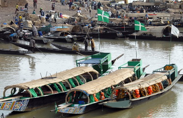 Pirogues traditionnelles (pinasses) à Mopti, Centre Mali, Afrique