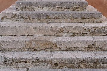 Marode treppe aus Beton mit Rissen