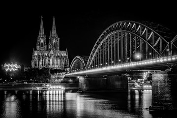 Kölner Dom schwarzweiß bei Nacht