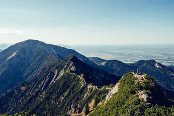 Herzogstand in Bayern, Blick auf den Kochelsee und die Alpen 