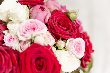 Brautstrauß aus roten, weißen und rosanen Rosen / Bridal bouquet of red, white and pink roses