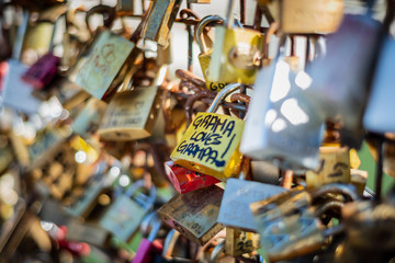 Un message d'amour sur un cadenas au Pont Neuf