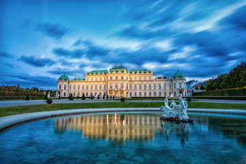 Schloss Belvedere mit wunderschönen Wolken sowie Brunnen mit Spiegelung - obrazy, fototapety, plakaty