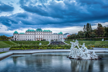 Naklejka premium Schloss Belvedere mit wunderschönen Wolken sowie Brunnen mit Spiegelung