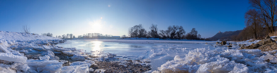 Fototapeta premium Donau im Winter bei Bogen