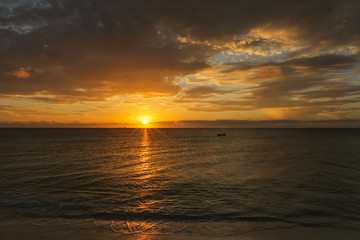 Fototapeta na wymiar Beautiful sunset over the ocean in Caribbean