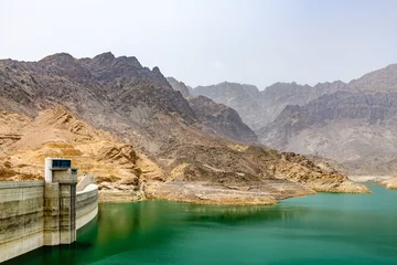 Lichtdoorlatende gordijnen Dam Wadi Dayqah-dam in Qurayyat, Oman. Het ligt ongeveer 70 km ten zuidoosten van de Omaanse hoofdstad Muscat.