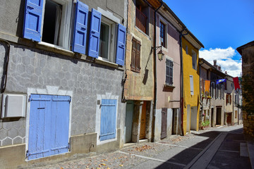 Fototapeta na wymiar Rue principale du village d'Aspres sur Buëch, Hautes-Alpes, France
