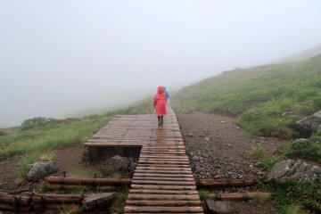 Fototapeta na wymiar 濃霧の山道を歩く登山者