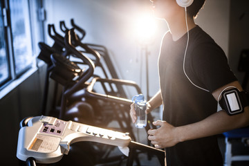 音楽を聴きながら走るアスリート