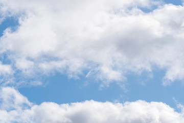 Wolken am blauen Himmel