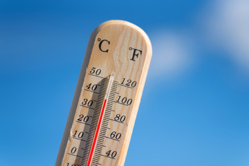 Ein Thermometer zeigt hohe Temperatur im Sommer