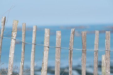 Ein Zaun am Strand irgendwo am Meer